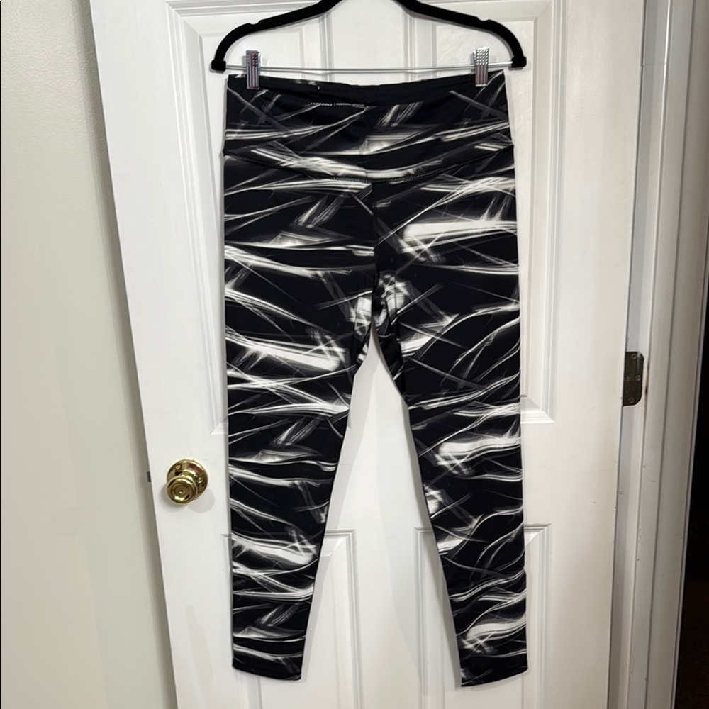 Victoria SPORT: Black and White Patterned Leggings